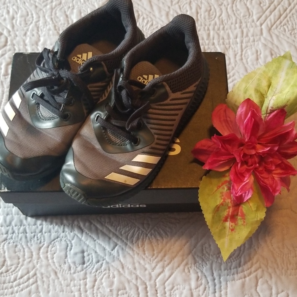 🌺SALE Boys adidas  FortaRun K size 13k